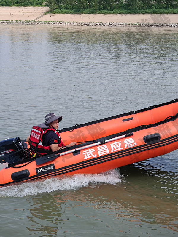 某应急救援橡皮艇采购案例：4.7 米橘红色救援艇交付使用