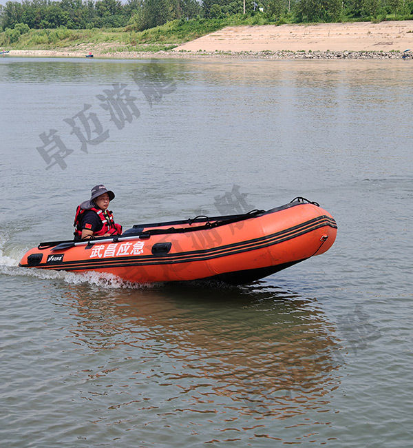 某应急救援橡皮艇采购案例：4.7 米橘红色救援艇交付使用